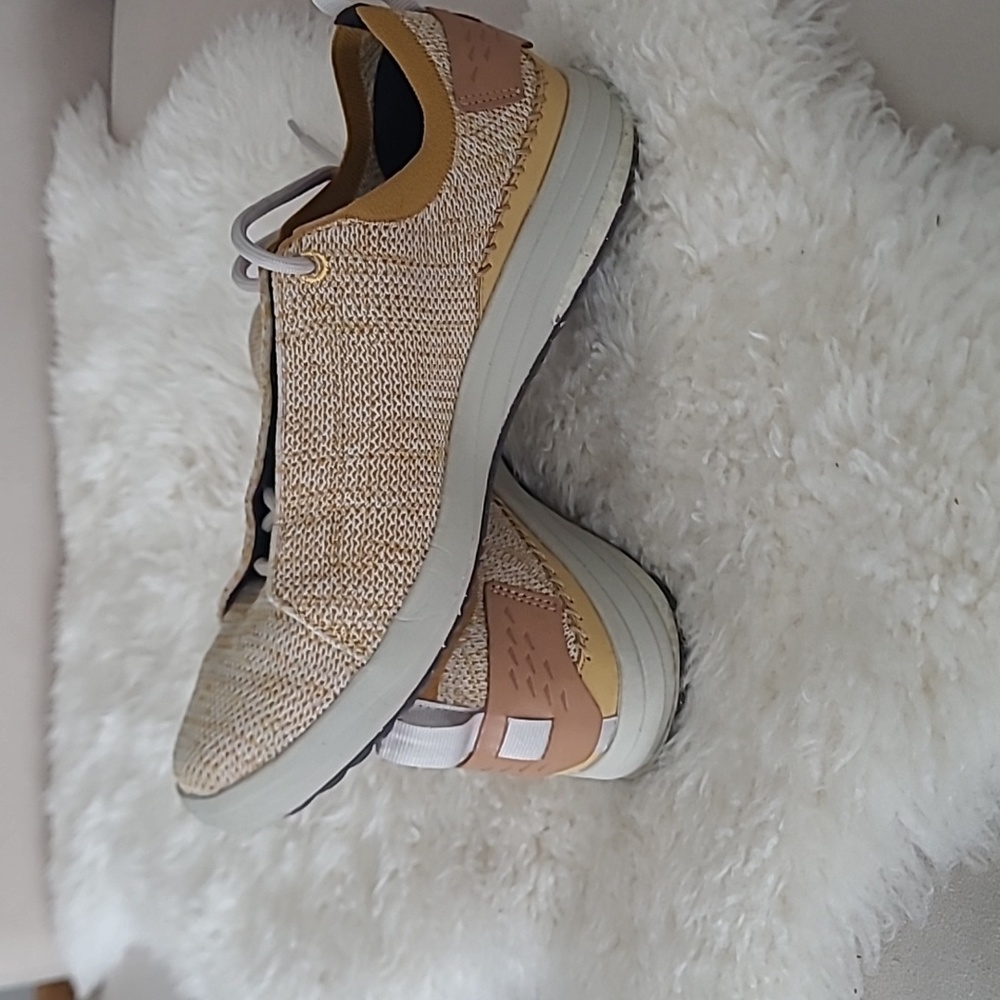 MERRELL Women's Gridway lace-up sneaker  SZ 8.5, mustard and cream in color.